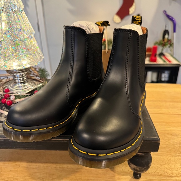 Dr. marten Smooth Chelsea Boot size 6 NIB - Picture 2 of 8